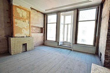 <p>Voorkamer op de verdieping van Oudestraat 102, met stucplafond, schouwboezem en vensterbanken uit 1917. </p>
